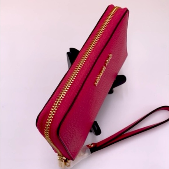 MICHAEL KORS LARGE FLAT
MULTIFUNCTIONAL PHONE CASE
ELECTRIC PINK COLOR - Picture 9 of 10